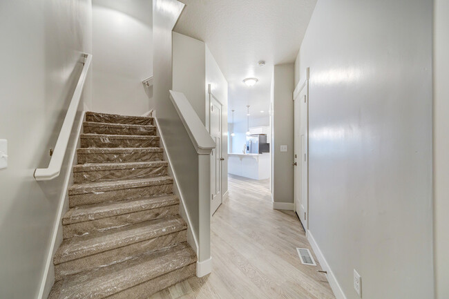 Building Photo - 158 W Silver Springs Dr
