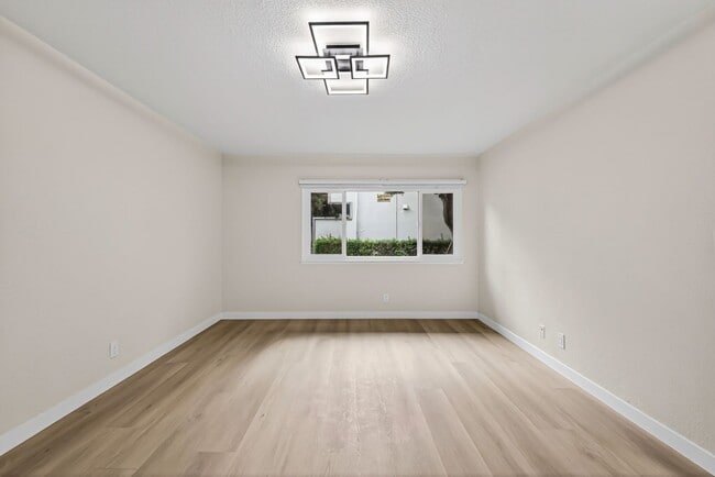 Foto del edificio - 1250 S Brookhurst St