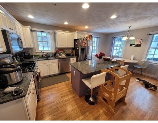 Building Photo - 10 Charnstaff Ln