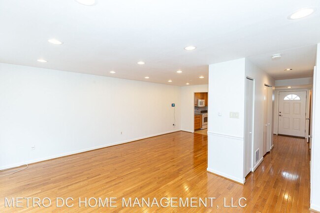 Building Photo - 3 br, 2.5 bath House - 313 Center St N