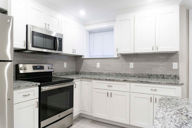 Building Photo - NO FEE! Pet OK Luxury 2bed Near BC and Cle...