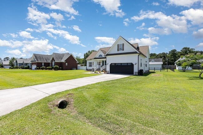 Building Photo - 305 Maddux Dr