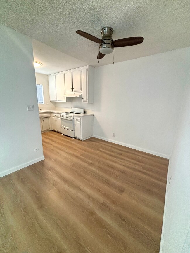 Foto del edificio - 2042 N Beachwood Dr