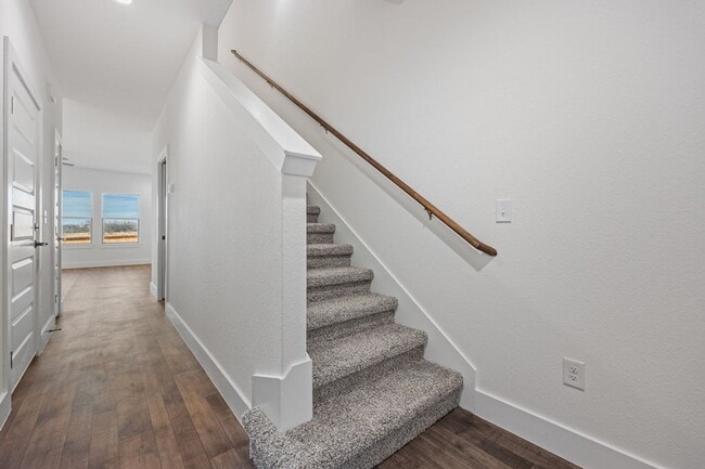 Building Photo - 3 bedroom 2.5 bath Duplex home next to Ing...