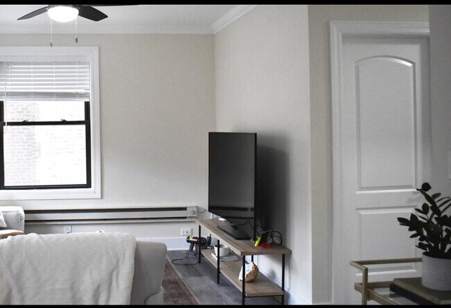 Building Photo - 2 bedroom in Chicago IL 60657
