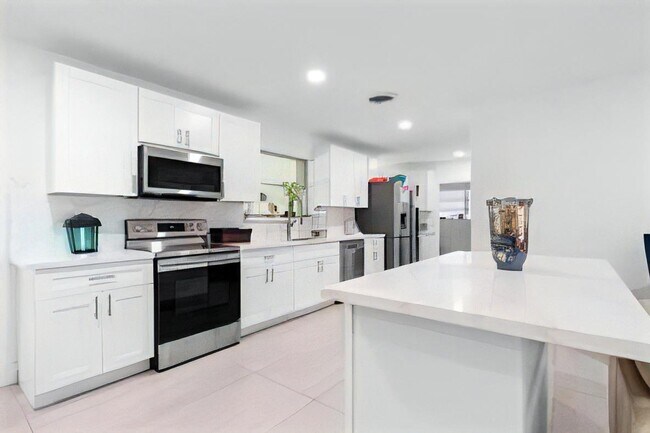 Building Photo - 5911 SW 36th Terrace