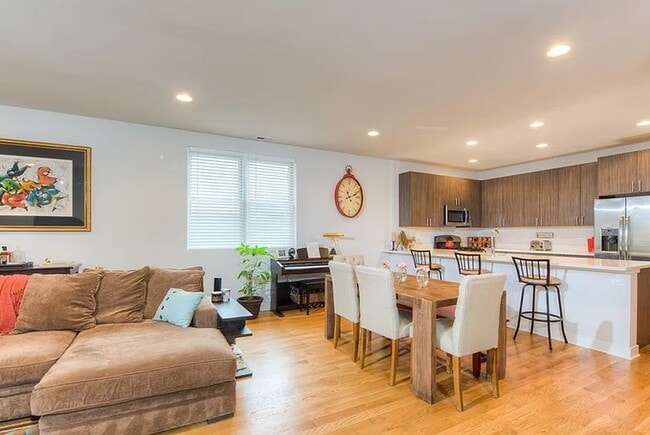 Building Photo - 693 N Peoria St