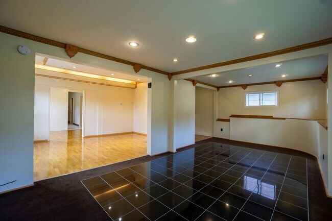 Building Photo - Apartment with Hardwood Floors Near Food C...