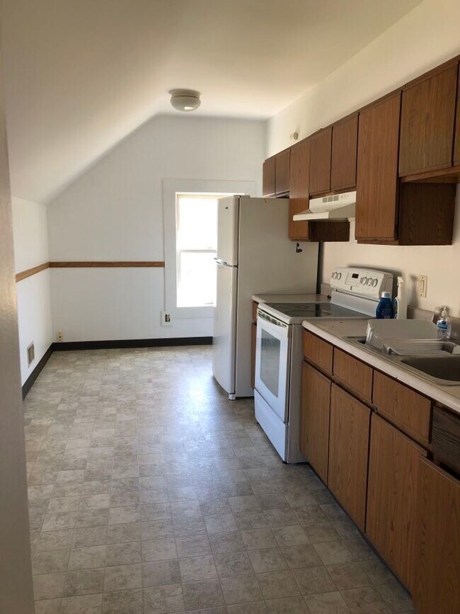 Kitchen - 904 Owen St
