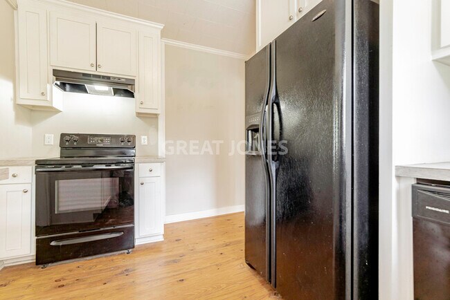 Building Photo - $500 off first month or Amazon Gift Card b...