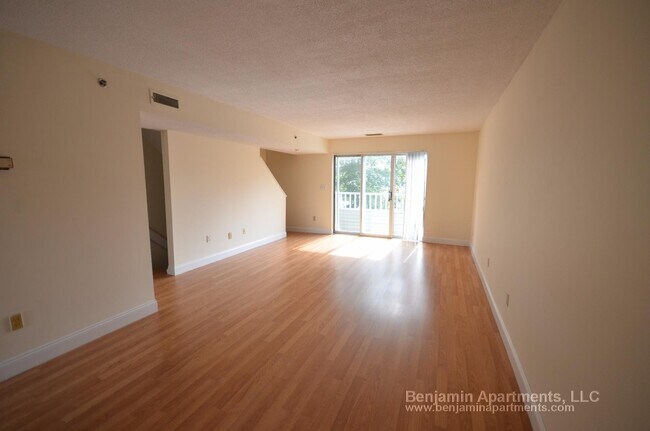 Foto del edificio - 140 North Beacon St