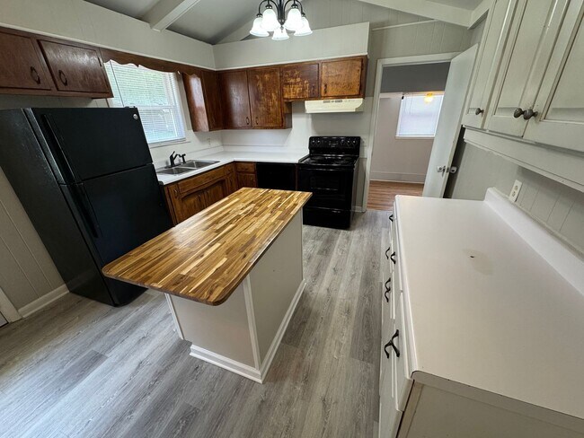 Building Photo - 515 Terry Ln