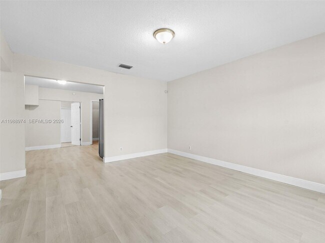 Foto del edificio - 5880 NW 19th St