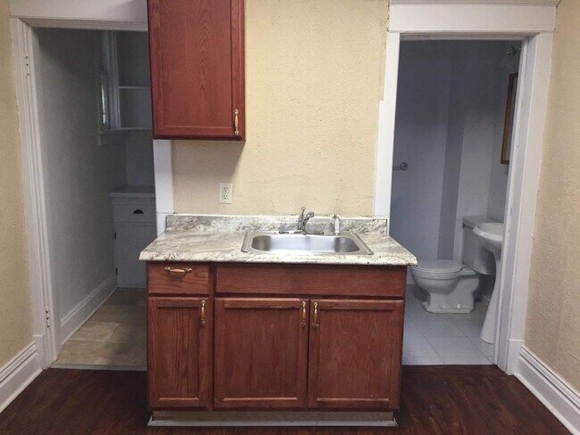 Foto del edificio - 2 Bedroom Apartment Available June 1!!