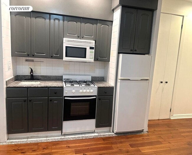 Foto del edificio - 326 W 47th St