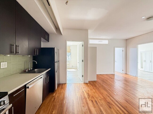 Foto del edificio - NOLL STREET / Bushwick 3-Bed 2-Bath