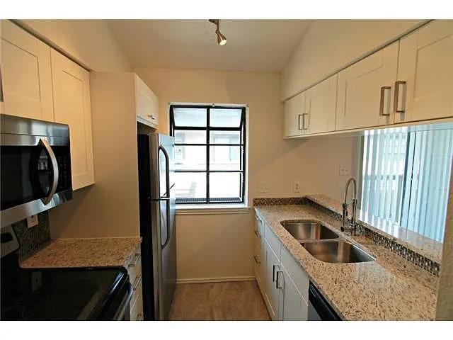 Building Photo - 2215 Post Rd