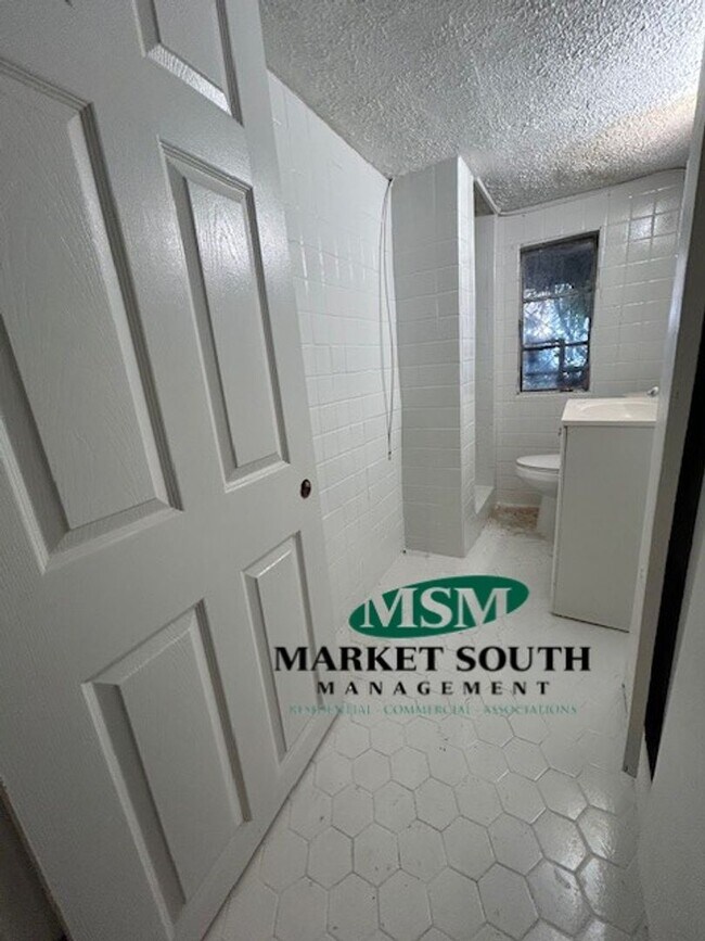 Foto del edificio - RENOVATED ONE BEDROOM ON THE BEAUTIFUL JONES STREET!!!