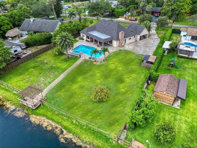 Foto del edificio - 4920 SW 170th Ave