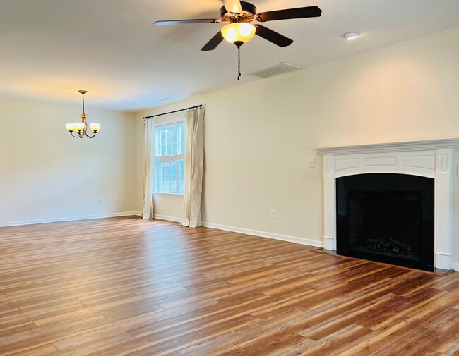 Building Photo - Sellhorn Heights Beauty, 4BR/2.5BA, Fenced...