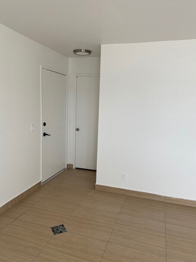 Foto del edificio - 7817 Ventura Canyon Ave