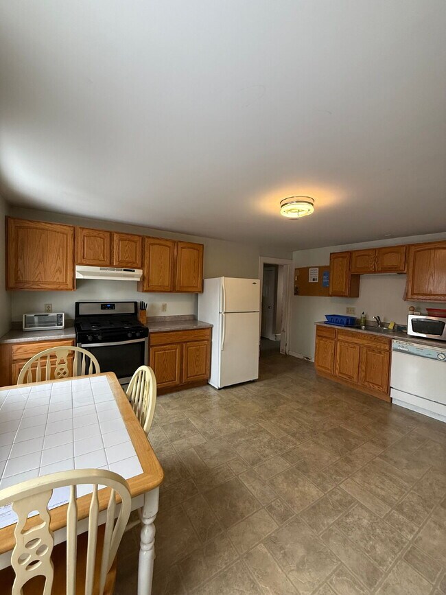 Foto del edificio - Tour 5/28 1:30pm. First Floor 1-Bedroom Ap...