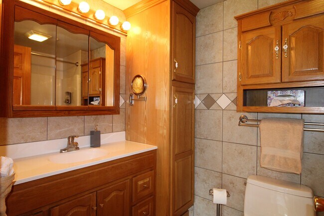 Baño contiguo a la sala de estar principal - 2820 NY-28