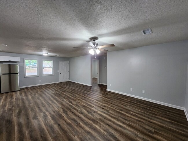 Building Photo - 723 W Creek Cir