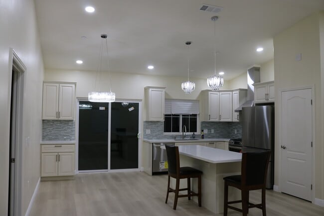 Building Photo - 15924 Plum Ct