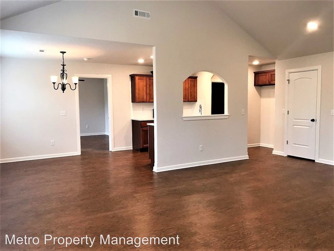 Building Photo - 4 br, 2 bath House - 700 Eagle Dr.