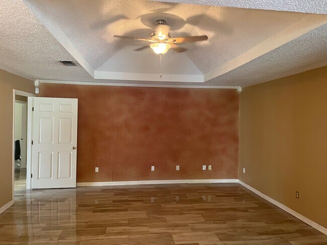 Foto del edificio - 15457 Woody Dr