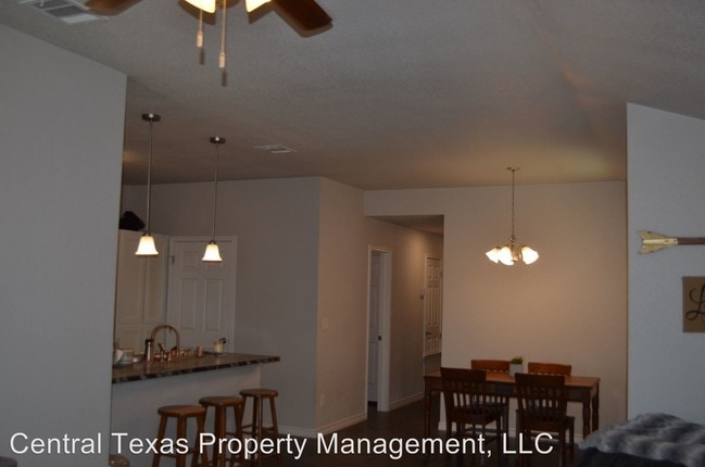 Building Photo - 907 Rosewood Dr