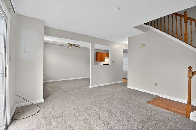 Building Photo - Pet Friendly End Unit Townhouse with Fence...