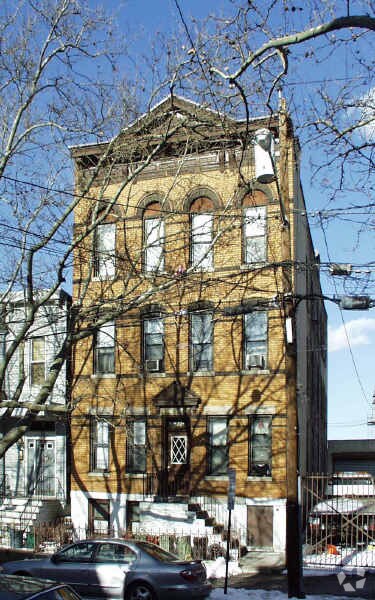 Primary Photo - 76 Hague St