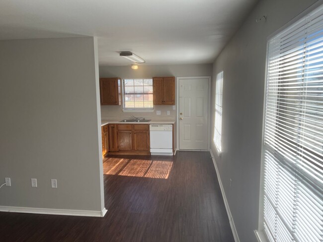 Building Photo - 2 Bed 1 Bath Duplex