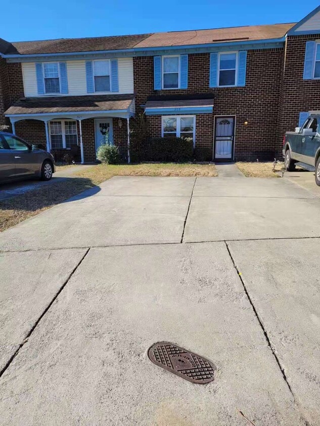 Primary Photo - 305 Seeman Ct