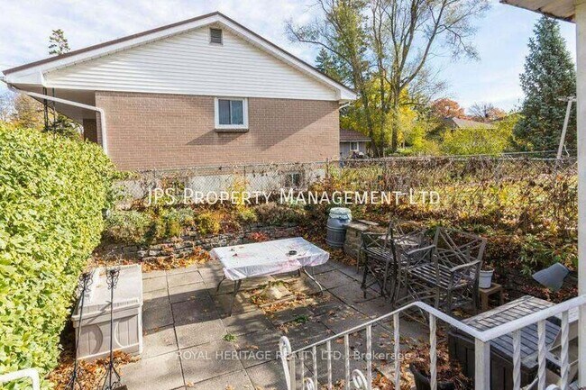 Photo du bâtiment - 255 Farley Ave