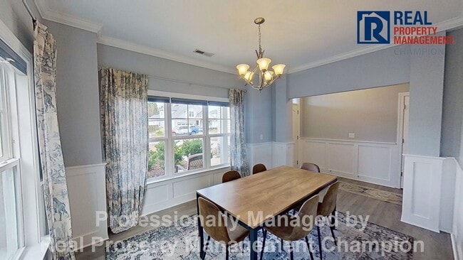 Foto del edificio - Immaculate 4 BD/3 BA Home w/Screened Porch and Fenced Back Yard