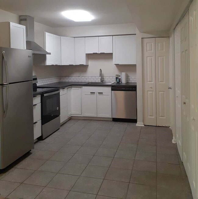 Updated kitchen with tile! - 2730 Gatewood Cir