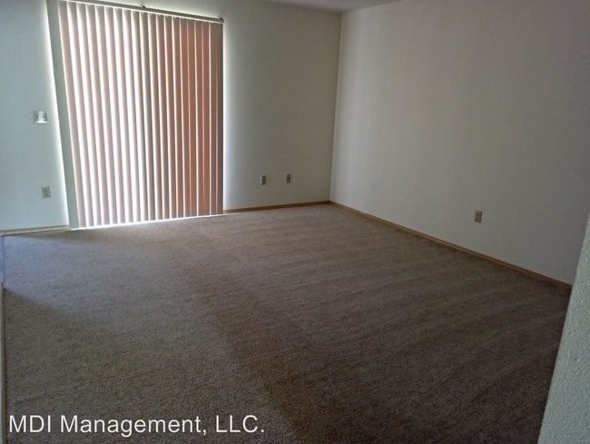 Building Photo - 300 Sand Ridge Ct