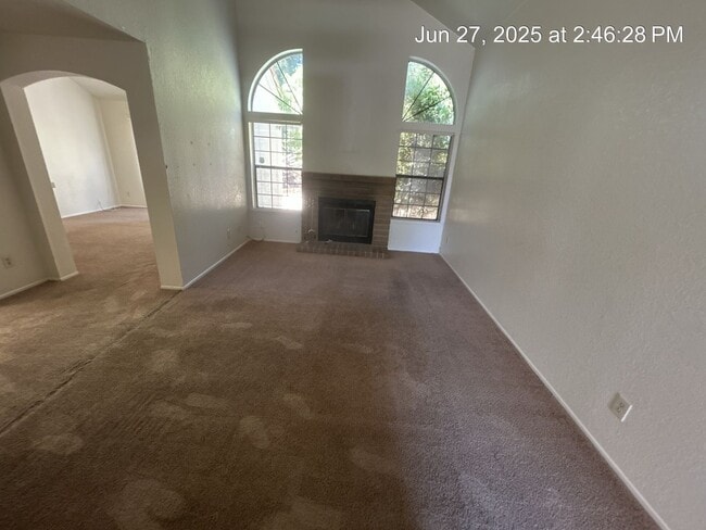Building Photo - Spacious 2 Story Home!