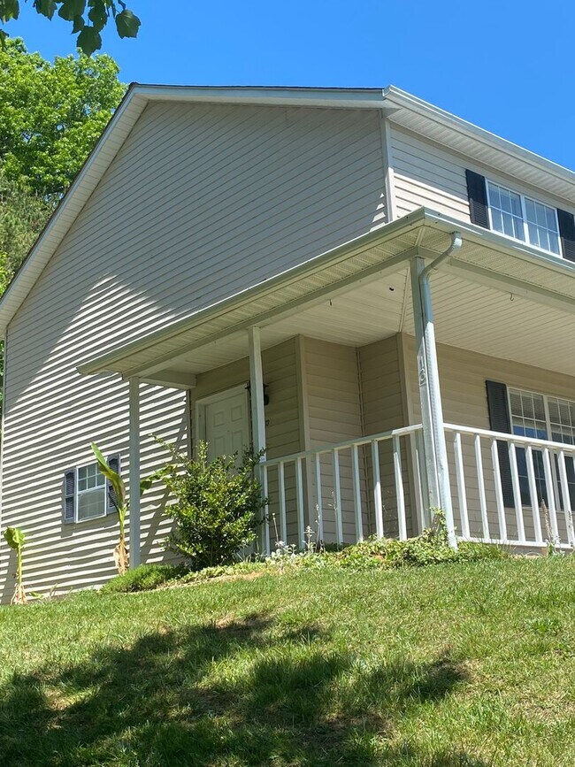 Foto del edificio - Super Convenient, Haw Creek Townhome, 2 Be...