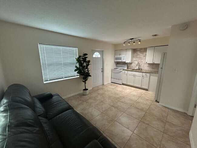 Foto del edificio - "Cozy 1-Bedroom Apartment in St. Petersburg – 550 Sq Ft of Comfort & Convenience!"