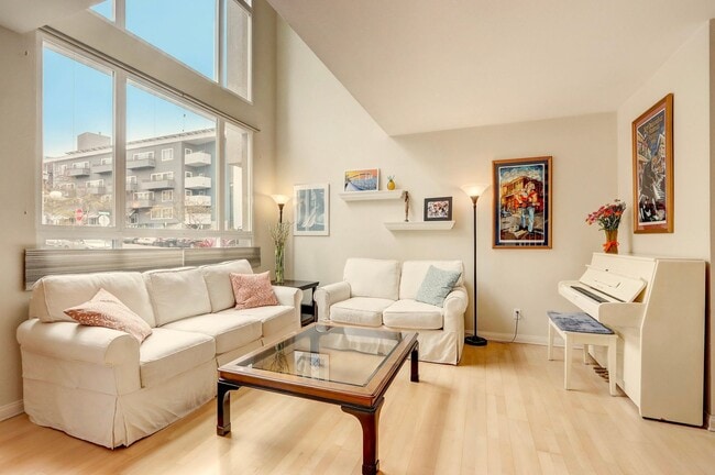 Building Photo - Live in the Heart of Little Italy! 1BD/1.5...