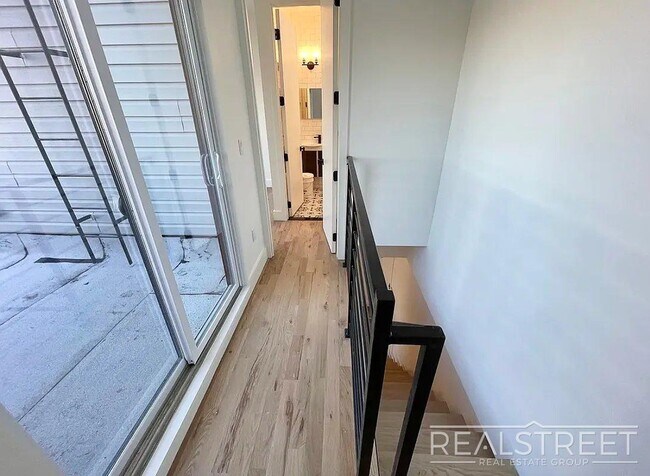 Foto del edificio - Brand New 3BR/2BA Duplex with Private Roof Terrace | Sunlit & Pet-Friendly