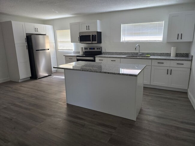 Building Photo - Newly UPDATED 3 Bedroom, 1.5 Bath Daytona ...