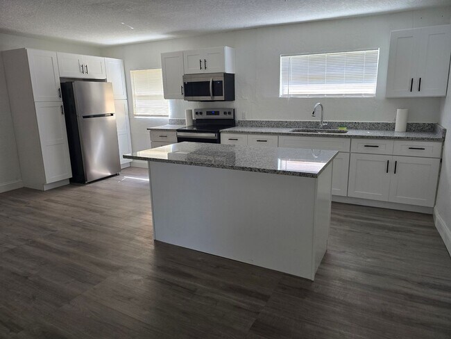 Building Photo - Updated 3 bedroom, 2 bath home