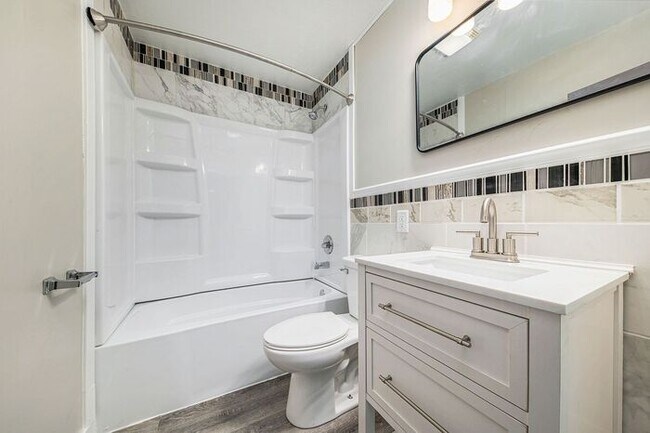 Building Photo - Cute Remodeled Two Bedroom 1 Bathroom Bungalow!