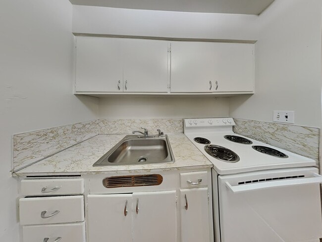 Building Photo - 634 E 23rd Ave