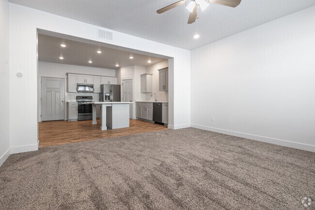 3BR, 2,5BA - 1.520SF - Sala de estar/cocina - Smithfield Station Townhomes